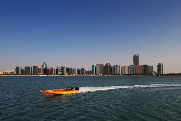 Una vista panorámica de la carretera Corniche desde Heritage Village en Abu Dhabi, Emiratos Árabes Unidos — Foto de Stock