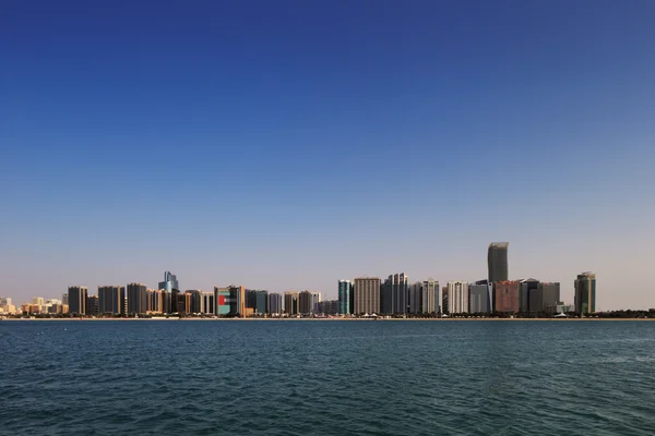 Una vista panorámica de la Corniche Road West vista desde Marina Mall, Abu Dhabi, Emiratos Árabes Unidos — Foto de Stock