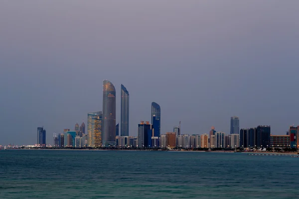 Corniche road, abu dhabi, Birleşik Arap Emirlikleri alacakaranlıkta çekilen siluetinin manzarasına — Stok fotoğraf