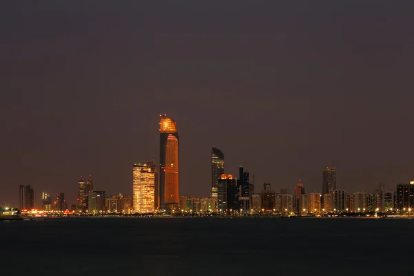 Uma vista panorâmica da Corniche Road em Abu Dhabi, Emirados Árabes Unidos tomada ao entardecer — Fotografia de Stock