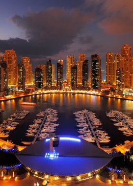 Dubai Yat Limanı jlt çok sayıda gökdelenlerin gösterilen alacakaranlıkta
