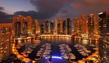 Dubai Yat Limanı jlt çok sayıda gökdelenlerin gösterilen alacakaranlıkta