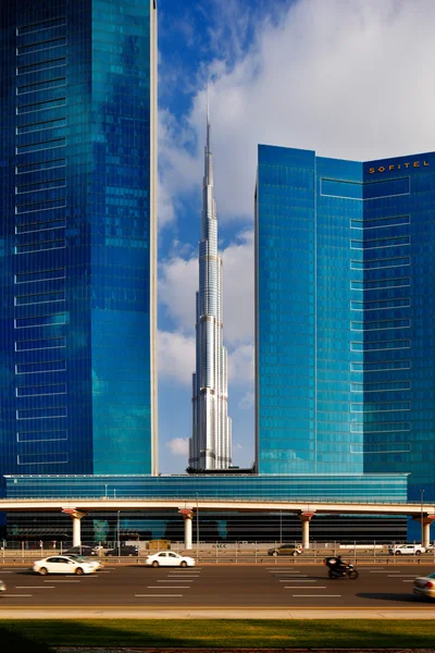 Burj Khalifa ที่เห็นจากถนน Sheikh Zayed ในดูไบ ยูเออี — ภาพถ่ายสต็อก