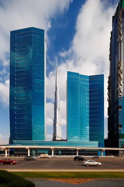 Burj khalifa gezien vanaf sheikh zayed road in dubai, Verenigde Arabische Emiraten — Stockfoto