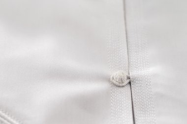 Genelde erkekler Arap ülkelerinde giyilen bir ayak bileği uzunluğunda giysi thawb veya kandura olduğunu