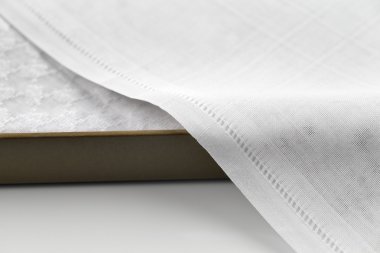 Genelde erkekler Arap ülkelerinde giyilen bir ayak bileği uzunluğunda giysi thawb veya kandura olduğunu