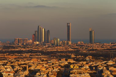 Abu Dabi, Birleşik Arap Emirlikleri, şafak corniche ve etihad kuleleri gösterilen
