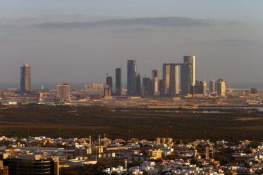 abu Dabi, Birleşik Arap Emirlikleri, alacakaranlıkta reem adaya doğru seyir skyline görünümü