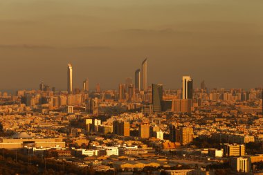 abu dhabi, BAE corniche ve Dünya Ticaret Merkezi ile şafak siluetinin manzarasına