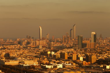 abu dhabi, BAE corniche ve Dünya Ticaret Merkezi ile şafak siluetinin manzarasına