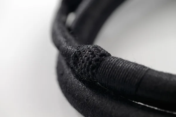 El ágalo es un cordón negro doblado, usado en la cabeza generalmente por los hombres árabes — Foto de Stock