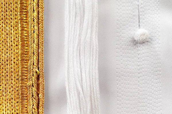 Kandura er vanligvis skreddersydd til perfeksjon med detaljert dekorert søm. – stockfoto