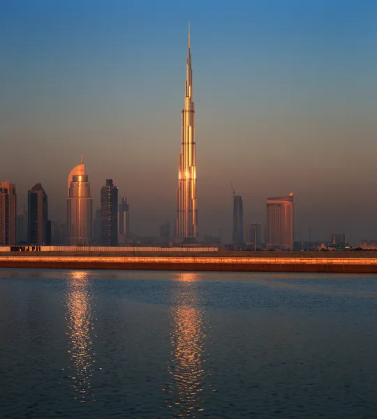 Dubais Skyline von der Businessbucht aus gesehen, aufgenommen kurz vor Sonnenaufgang — Stockfoto