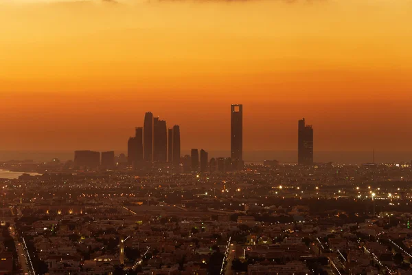 Abu dhabi, uae im Morgengrauen, mit den Corniche und Etihad Türmen — Stockfoto