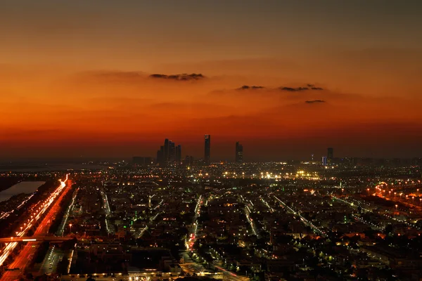 Abu Dabi, Zjednoczone Emiraty Arabskie na świcie, Wyświetlono corniche i etihad towers — Zdjęcie stockowe