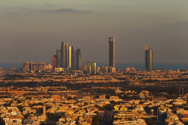 Abu Dhabi, Emiratos Árabes Unidos al amanecer, mostrando las torres Corniche y Etihad — Foto de Stock