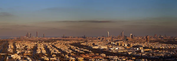 Abu Dhabi, UAE at dawn, showing the Corniche and Etihad Towers — Stock Photo, Image