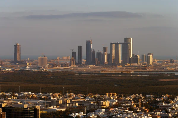 abu Dabi, Birleşik Arap Emirlikleri, alacakaranlıkta reem adaya doğru seyir skyline görünümü