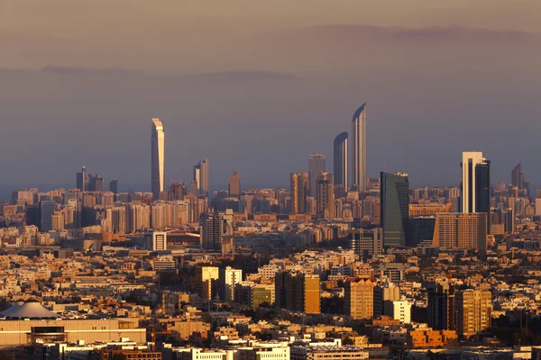 Una vista panorámica de Abu Dhabi, Emiratos Árabes Unidos al amanecer, con el Corniche y el World Trade Centre — Foto de Stock