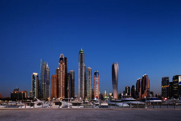 Dubai Marina con JBR, Jumeirah Beach Residences, Emiratos Árabes Unidos — Foto de Stock