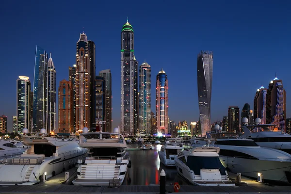 Dubai Marina con JBR, Jumeirah Beach Residences, Emiratos Árabes Unidos — Foto de Stock