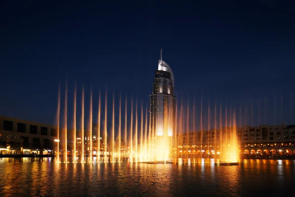 迪拜喷泉执行和对音乐的节拍跳起舞 — 图库照片