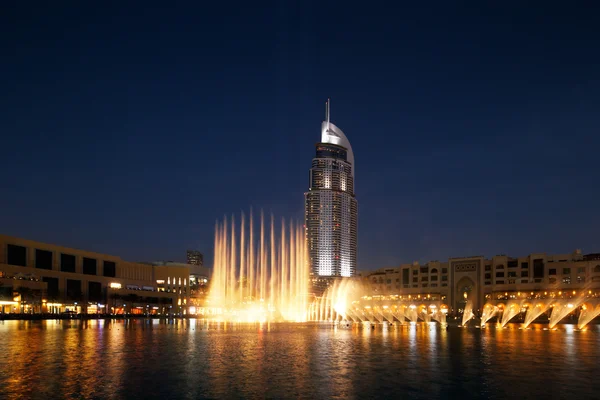 Der Dubai-Brunnen spielt und tanzt im Takt der Musik — Stockfoto