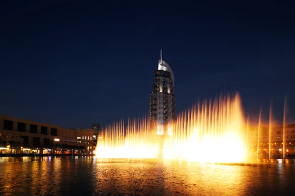 La Fontaine de Dubaï se produit et danse au rythme de la musique — Photo