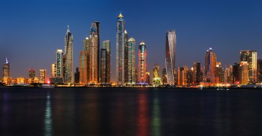 Dubai marina palm jumeirah, Dubai, Birleşik Arap Emirlikleri üzerinden haliyle alacakaranlıkta