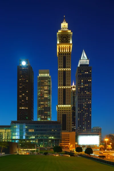 Um perfil de Sheikh Zayed Road em Dubai, Emirados Árabes Unidos ao entardecer — Fotografia de Stock