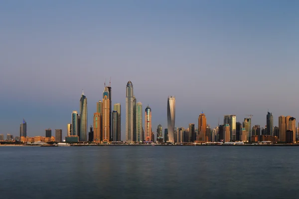 Dubai marina in de schemering gezien vanuit palm jumeirah in dubai, Verenigde Arabische Emiraten — Stockfoto