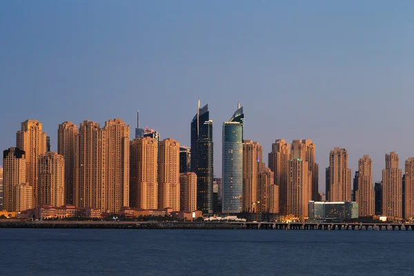 Dubai marina w zmierzch widziany z palm jumeirah w Dubaju, Zjednoczone Emiraty Arabskie — Zdjęcie stockowe