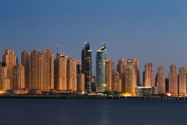黄昏从朱美拉棕榈岛在迪拜，阿拉伯联合酋长国的迪拜码头 — 图库照片