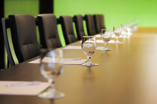 A mesa do conselho está preparada para uma reunião. — Fotografia de Stock