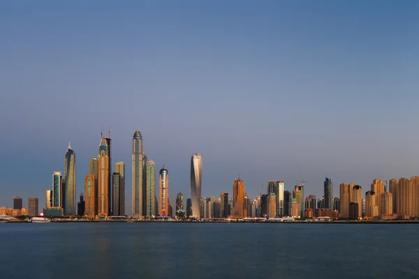 Dubai marina i skymningen sett från palm jumeirah i dubai, Förenade Arabemiraten Royaltyfria Stockfoton