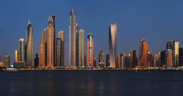 Dubais Yachthafen in der Abenddämmerung vom Palmenjumeirah in Dubai aus gesehen, uae Stockbild