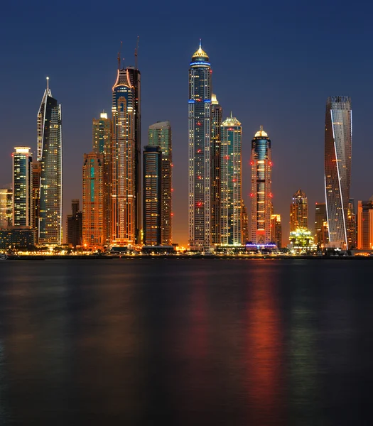 Dubai marina i skymningen sett från palm jumeirah i dubai, Förenade Arabemiraten Stockbild