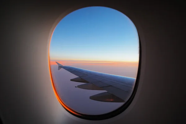 Uma janela vista da asa ao amanhecer — Fotografia de Stock