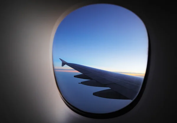 Uma janela vista da asa ao amanhecer — Fotografia de Stock