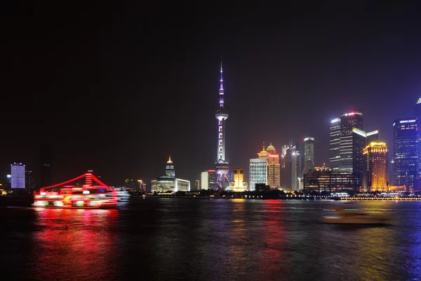 Shanghái, China: Una vista panorámica del Bund por la noche —  Fotos de Stock