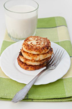 süzme peynir süt ile gelen börek