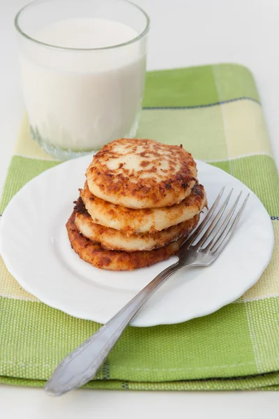 Fritters from cottage cheese with milk — Stock Photo, Image