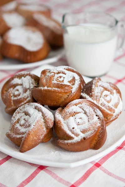 Cakes in the form of roses — Stock Photo, Image