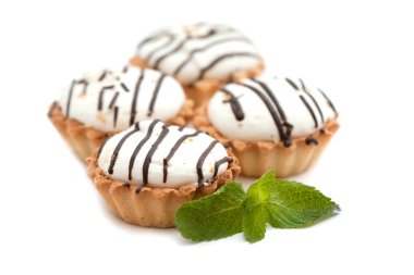 Sufle lezzetli kek, çikolata ve beyaz zemin üzerine nane ile