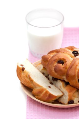 Kuru üzüm ve süt beyaz zemin üzerine tatlı ekmek