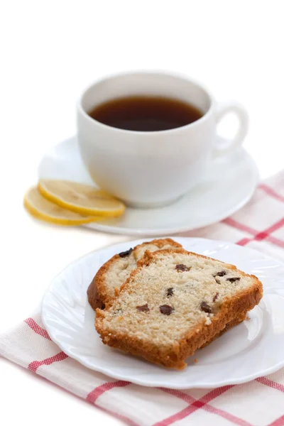 Sweet cake with raisins, lemon tea on a white background — Stock Photo, Image