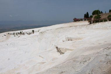 Pamukkale hindisinin içinde travertin havuzları ve terasları