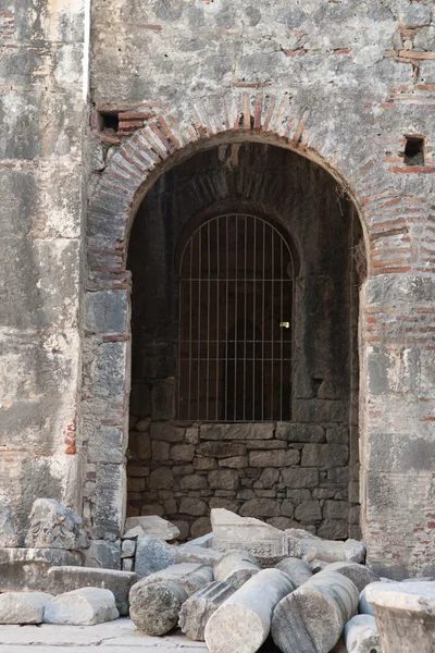 Torbogen in einer Ziegelsteinmauer — Stockfoto