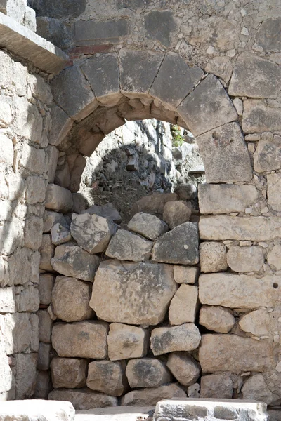 Arco en una pared de piedra de ladrillo — Foto de Stock
