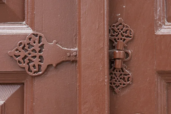 Cerrado viejo en la puerta de madera — Foto de Stock